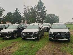 Akeredolu presents official vehicles to Ondo lawmakers